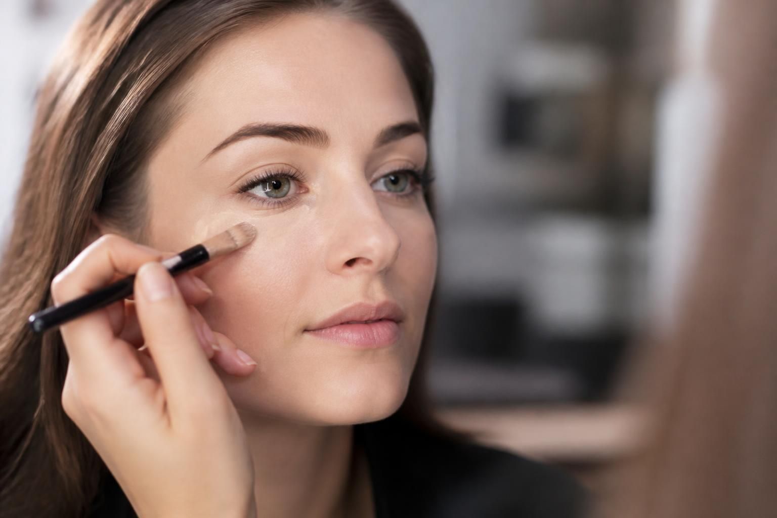 découvrez comment appliquer l'anti-cernes pour un regard lumineux et naturel grâce à nos astuces simples et efficaces.