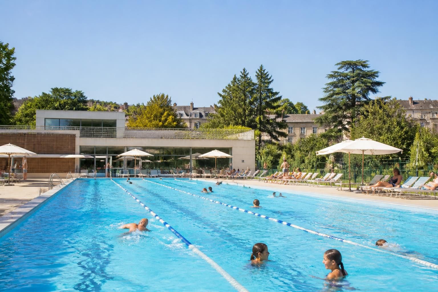 découvrez les horaires, tarifs et toutes les informations pratiques sur la piscine locale à yerres, avec l'aide de votre pisciniste expert.