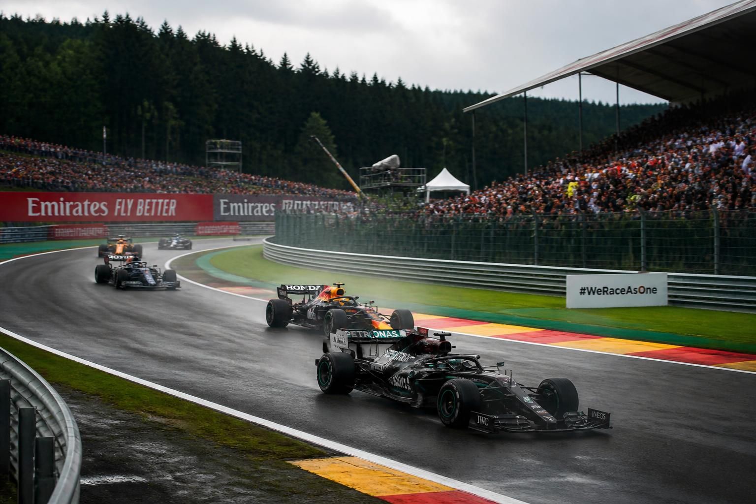 découvrez l'avis sur speed corner spa et plongez dans l'ambiance unique du célèbre virage belge en formule 1, un lieu incontournable pour les passionnés de course automobile.